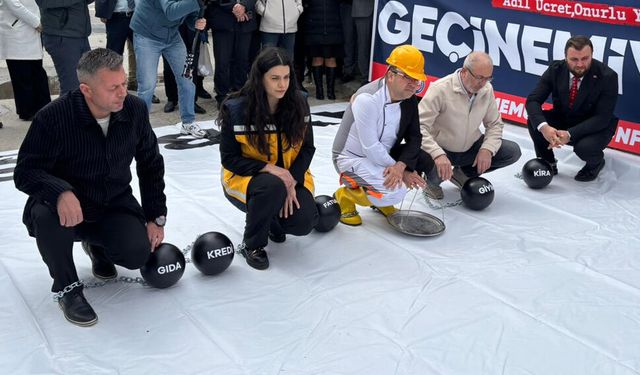 Memurlardan Bakanlık önünde prangalı protesto: Adım atamaz hale geldiler