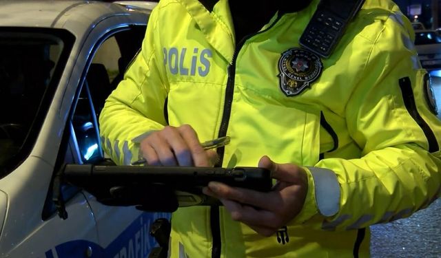 Direksiyonda telefon kullananlar dikkat! Cezalar katlandı, ehliyete el konulacak