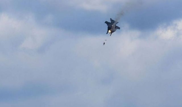 ABD'de mucize kurtuluş: Hava gösterisinde iki savaş uçağı çarpıştı!