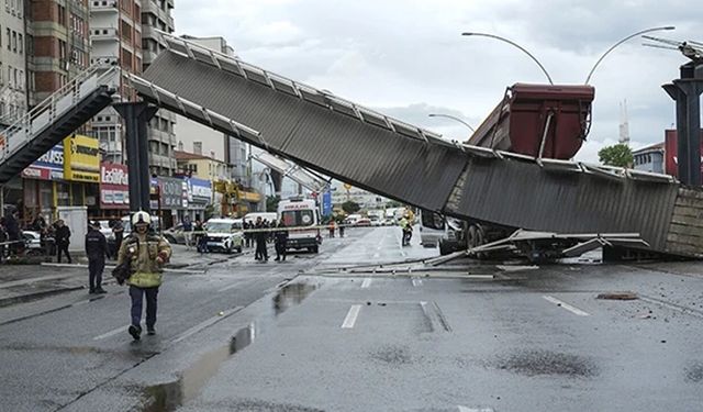 Son dakika Ankara’da dev kaza! Kamyon üst geçide çarptı