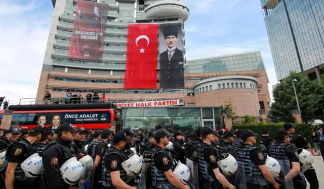 CHP Genel Merkezi’nde tansiyon yükseldi! Polis binaya girdi