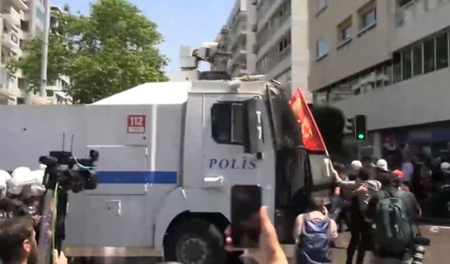 İzmir’de Özgür Özel gerilimi! Cumhuriyet Meydanı’nda TOMA’lı müdahale