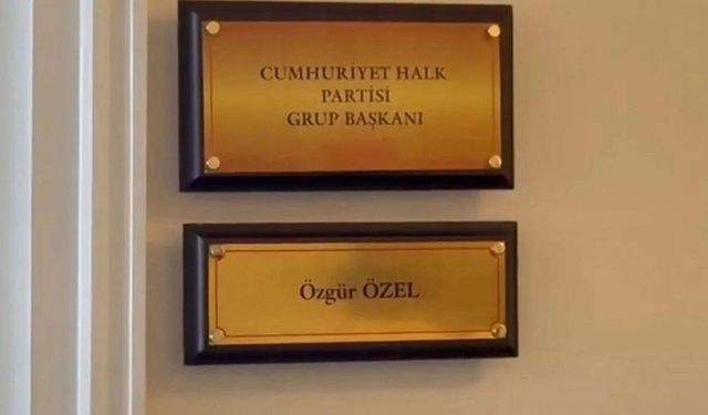 TBMM’de flaş değişiklik! Özgür Özel’in tabelası indirildi