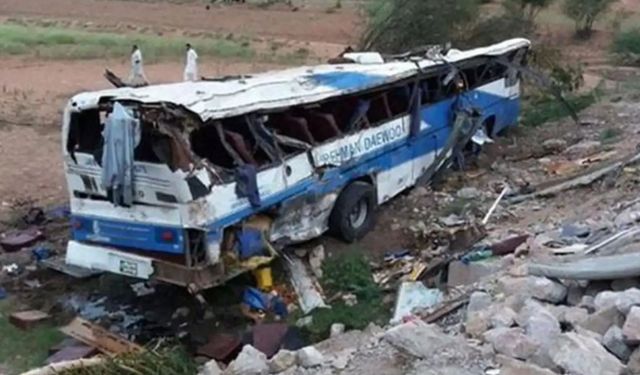 Pakistan'da facia gibi kaza: 4 ölü, 26 yaralı!