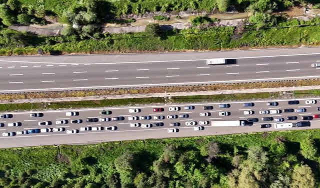 Tatil dönüşü başladı! TEM ve D-100'de kilometrelerce araç kuyruğu oluştu