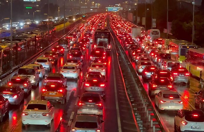 Bayram dönüş trafiği başladı mı? İstanbul yönünde trafik yoğunluğu arttı mı?