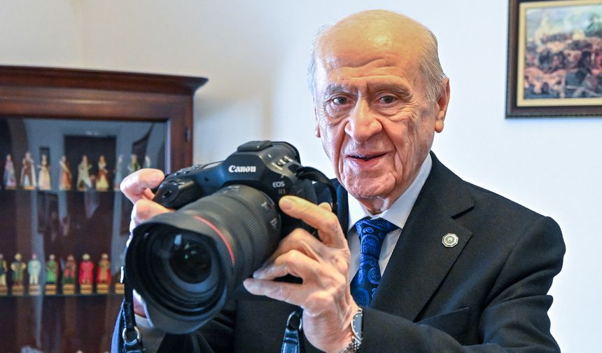 Devlet Bahçeli foto muhabir oldu: Gazetecilerin fotoğrafını çekti