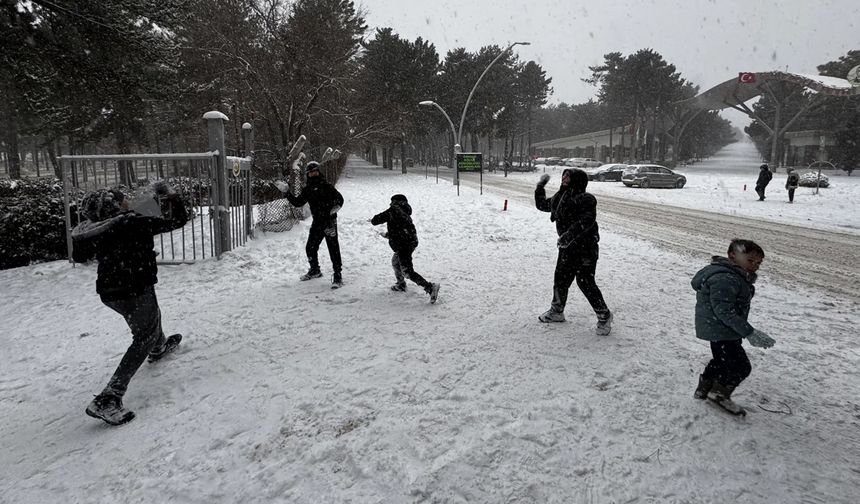 Dondurucu soğuk Türkiye'yi felç etti: 20’den fazla ilde okullar tatil