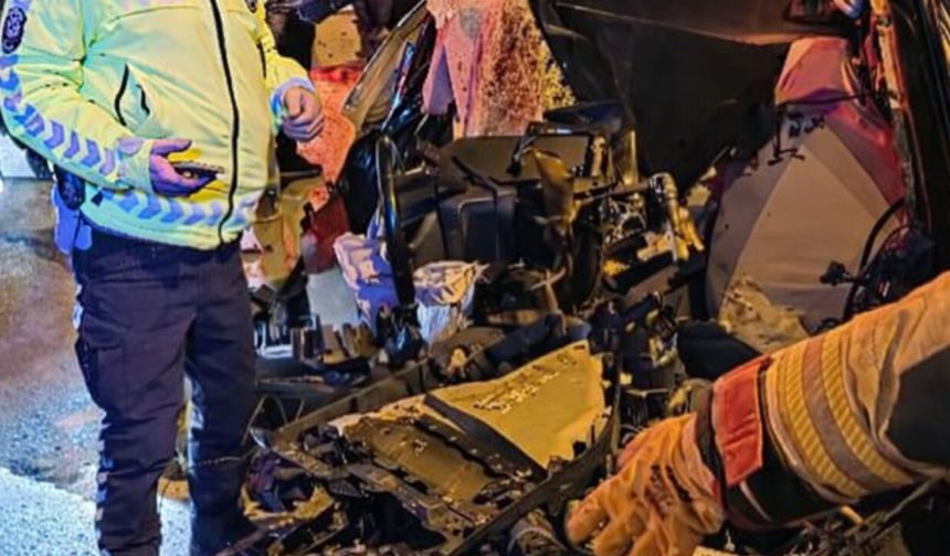 Ankara Ayaş yolunda yaralanmalı kaza : Araç hurdaya döndü