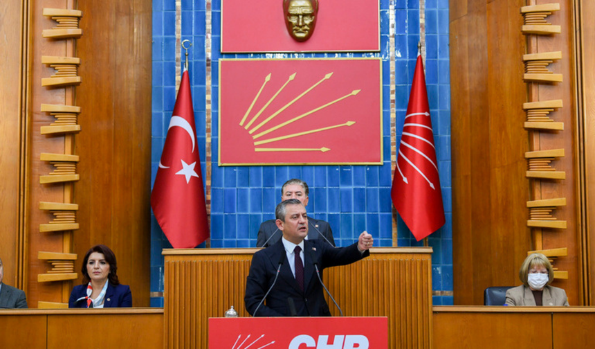 Özgür Özel'den grup toplantısında sert çıkış: Karşımızda mutlak sultanla mutlak butlanın ittifakı var!