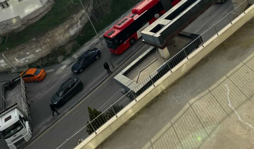 Keçiören’de yine aynı manzara: Kamyon köprüde takıldı, yol kapandı