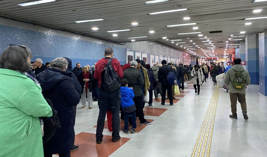 Kızılay Metro İstasyonu’nda iftar hareketliliği