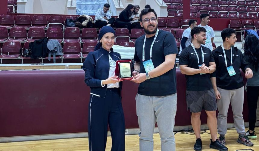 Ankara'da dev sempozyum: Önal Akademi ve Türk Havadis'e plaket takdim edildi