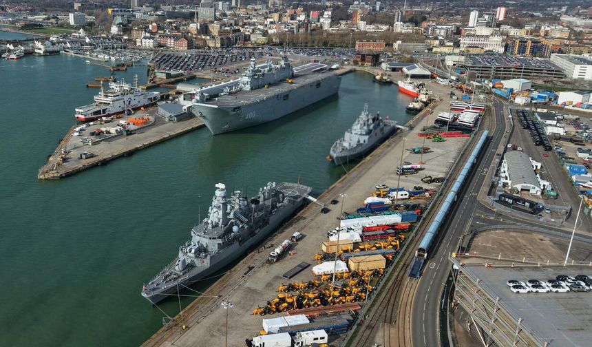 Hollanda’nın ardından İngiltere: TCG Anadolu Southampton Limanında