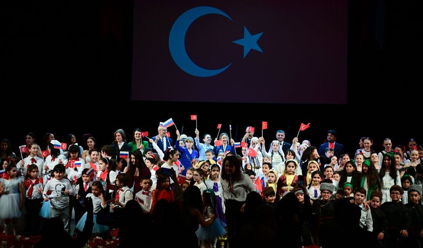 Moskova’da 23 Nisan coşkusu yaşandı: Uluslararası çocuk şenliğinden renkli görüntüler