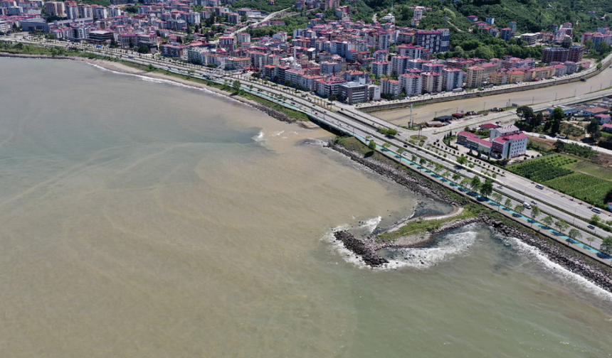 Giresun'da sağanak sonrası ilginç manzara: Derelerden akan çamur Karadeniz'i kahverengiye boyadı!