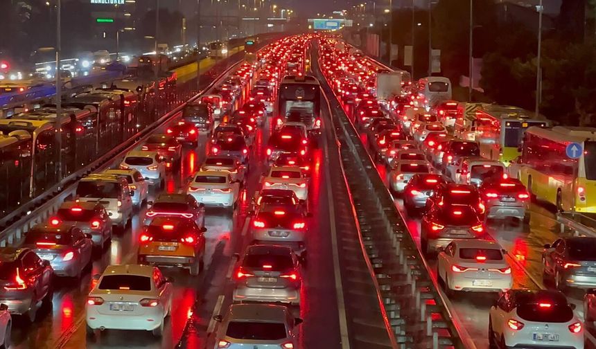 Bayram dönüşü trafik alarmı! TEM ve D-100'de kilometrelerce araç kuyruğu