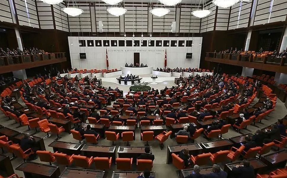 Üniversiteyi yarıda bırakanlara müjde: Dev "Öğrenci affı" TBMM’ye geliyor!