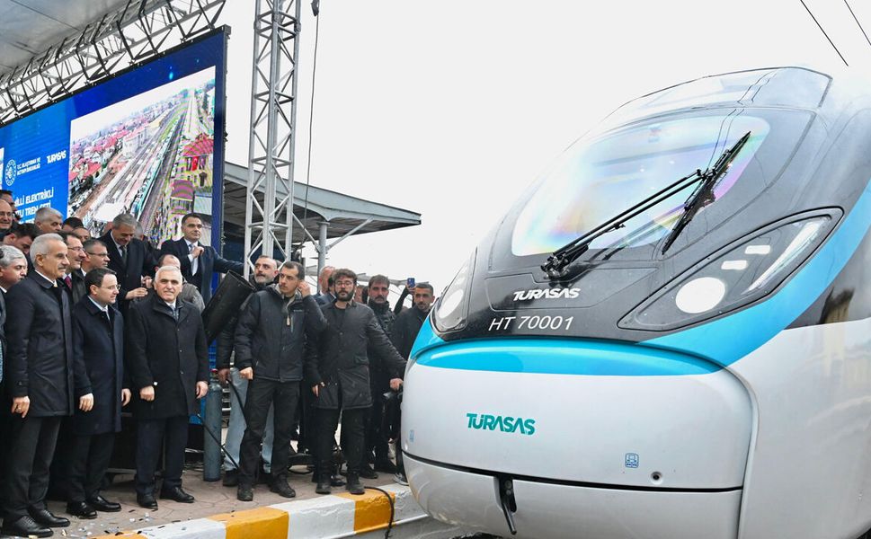 Türkiye'nin ilk milli hızlı treni 240 kilometre hıza ulaştı
