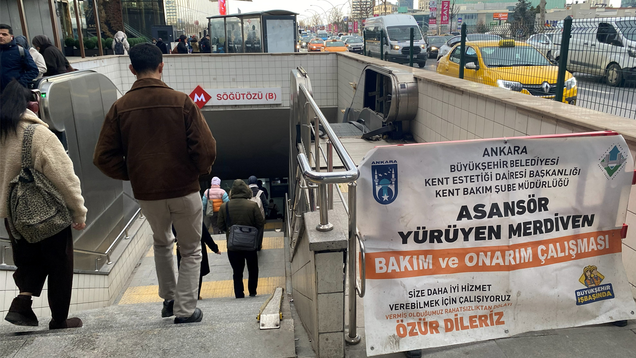 Yürüyen Merdiven Insanlar.jpg