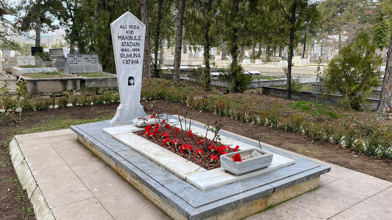 Makbule Atadan Mezar.jpg