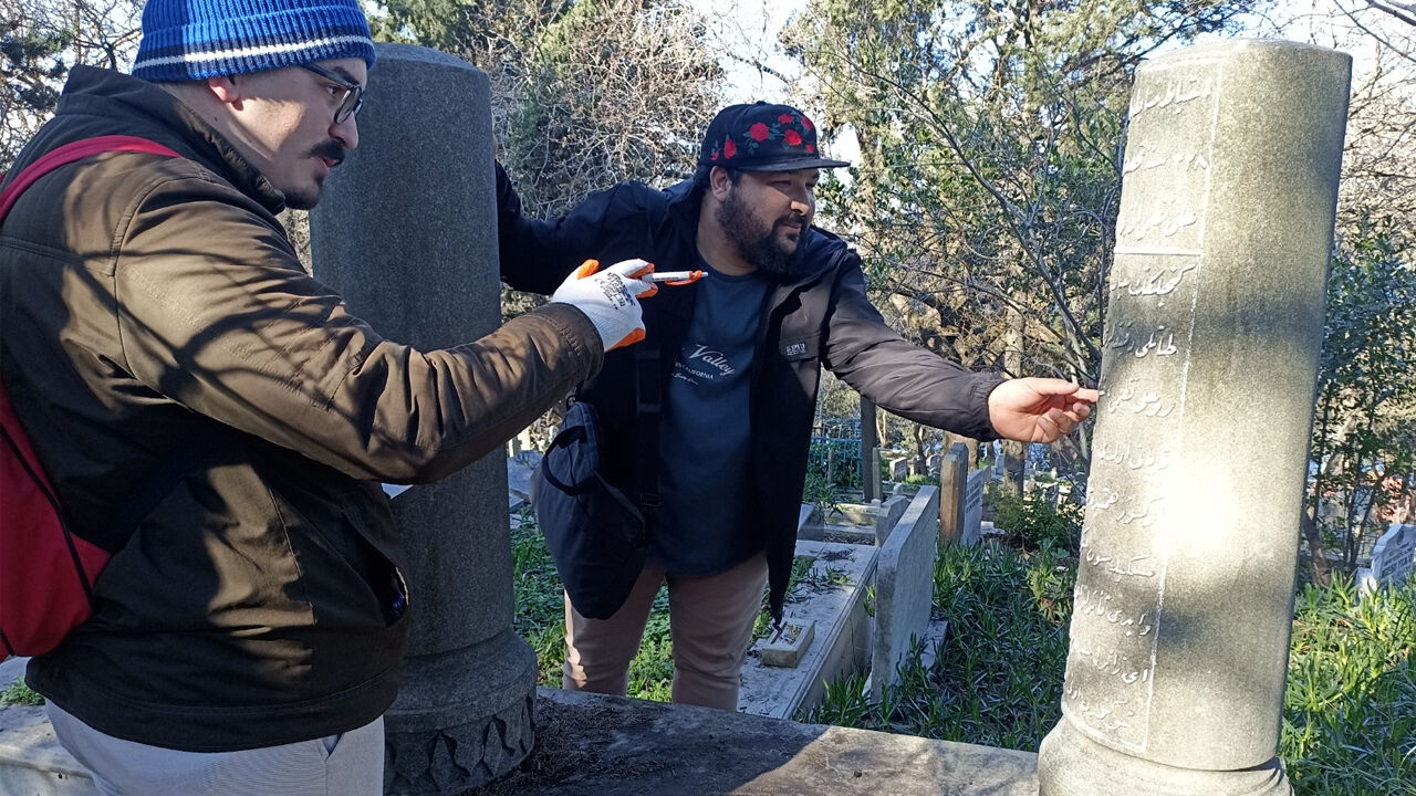 Mezar Taşı Incelerken