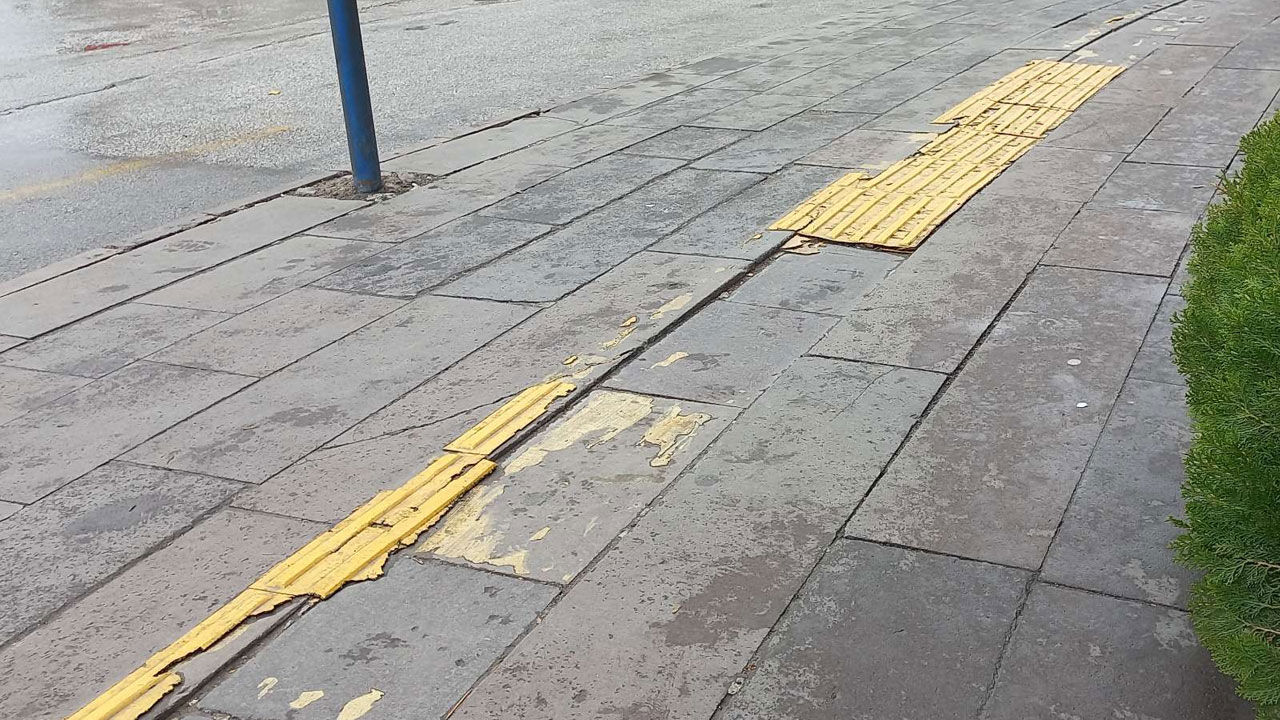 Bozuk Görme Engelli Yolu